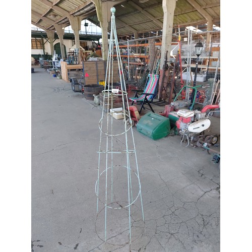 6268 - A green painted metal obelisk.