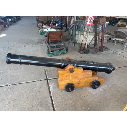 6272 - A plastic model cannon on wooden wheels.