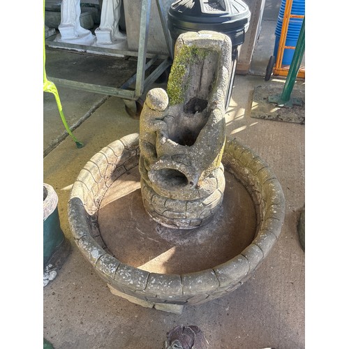 6278 - A large concrete otter water feature, measuring 74cm high x 75cm wide.