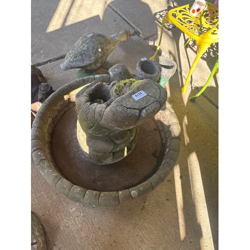6278 - A large concrete otter water feature, measuring 74cm high x 75cm wide.