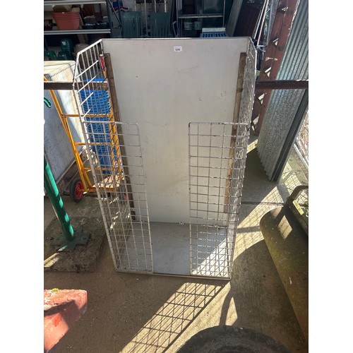 6285 - A metal storage cage, measuring 123cm high.
