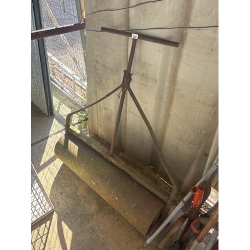 6286 - A metal garden lawn roll, measuring 93cm wide.