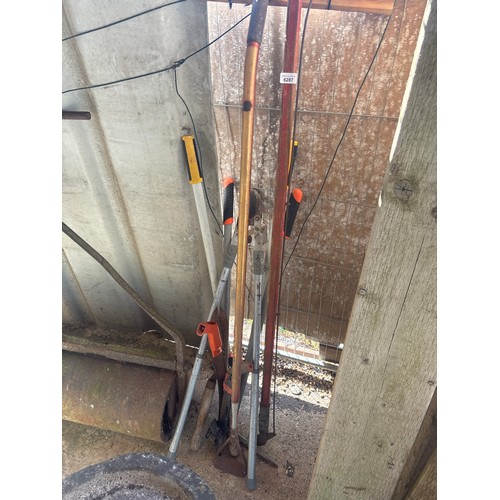 6287 - A quantity of garden tools.