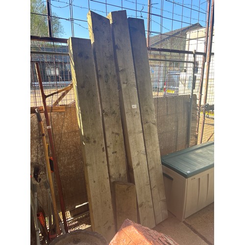 6288 - Five pieces of wooden sleepers.