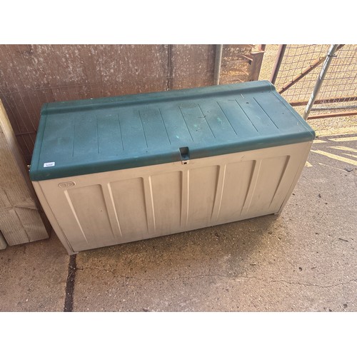 6289 - A green and cream 