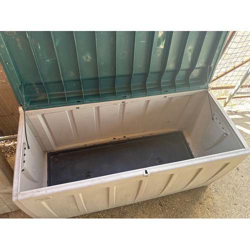 6289 - A green and cream 