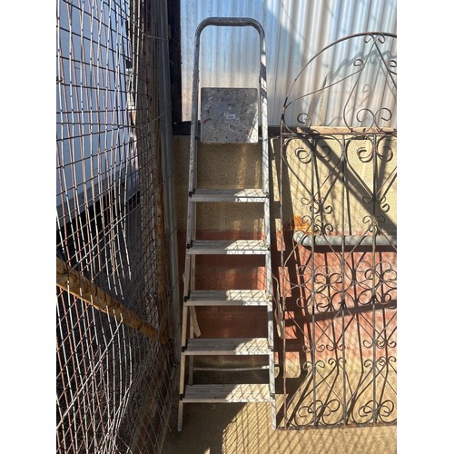 6293 - An Aluminium step ladder.