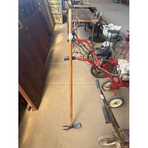 6362 - A vintage garden weeder.