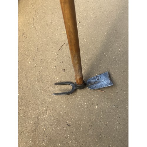 6362 - A vintage garden weeder.