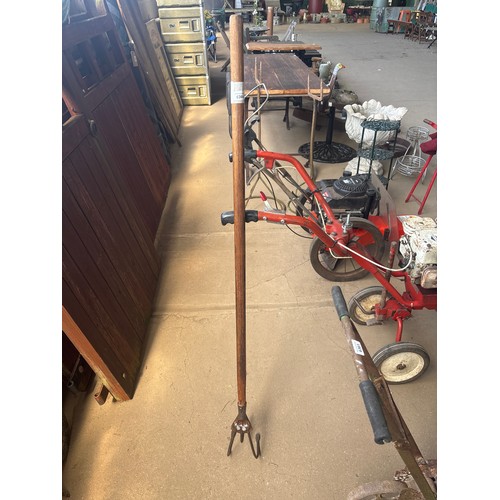 6364 - A vintage 3-tined cultivator.