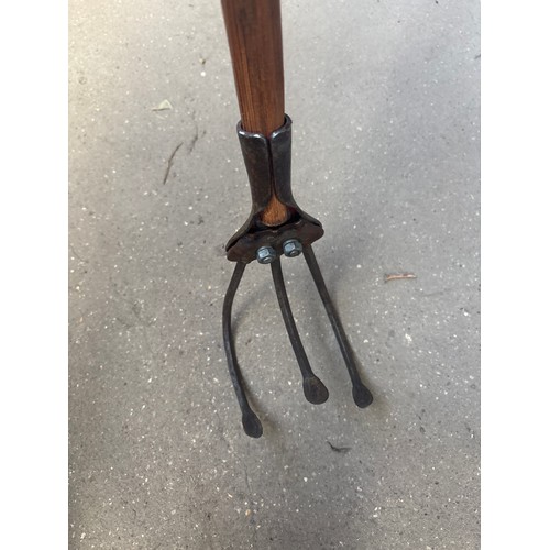 6364 - A vintage 3-tined cultivator.