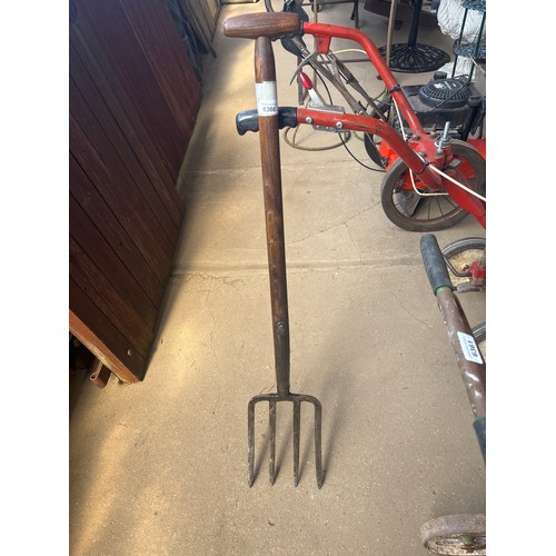 6366 - A vintage potato fork.