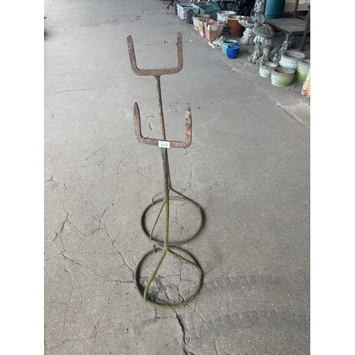 6378 - Two riddle stands.