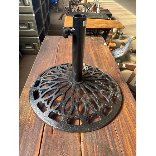6382 - A cast iron parasol base, measuring 58cm diameter.