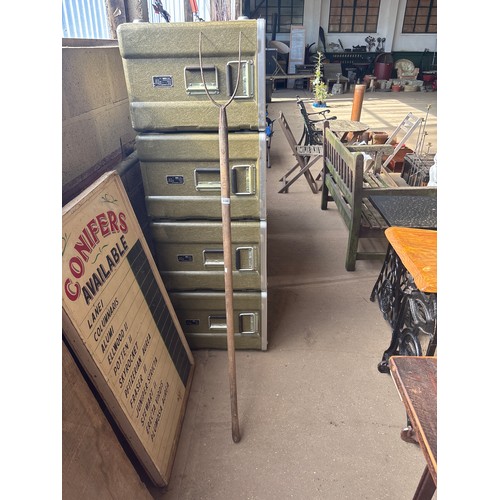 6389 - A vintage pitch fork.