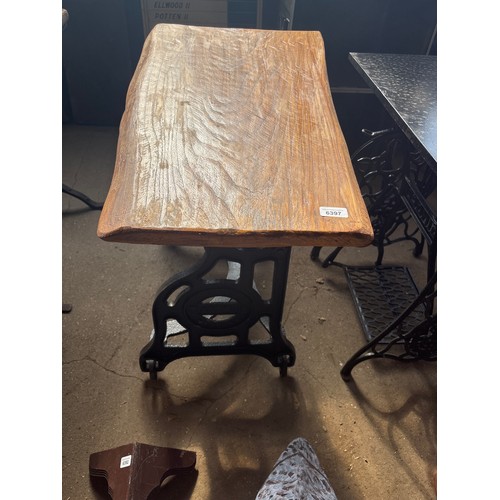 6397 - A cast iron mangle base with wooden top, measuring 78cm tall and 92cm long.