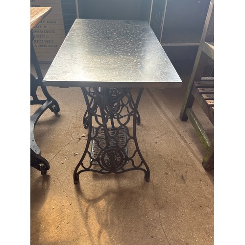 6398 - A cast iron Singer sewing machine base with painted marble/stone top, measuring 74cm tall, 76cm x 43... 