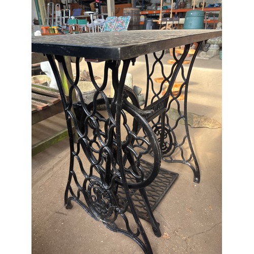 6398 - A cast iron Singer sewing machine base with painted marble/stone top, measuring 74cm tall, 76cm x 43... 
