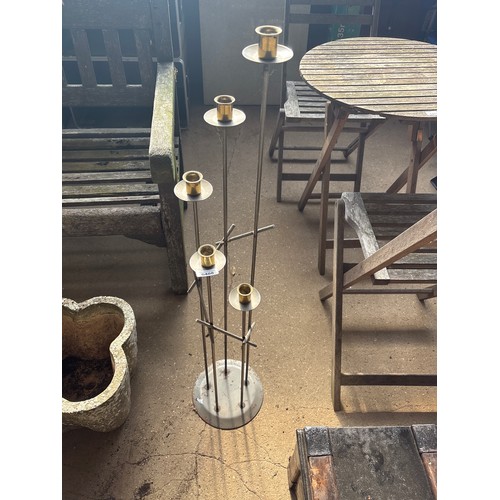 6408 - A metal candlestand, measuring 100cm tall.