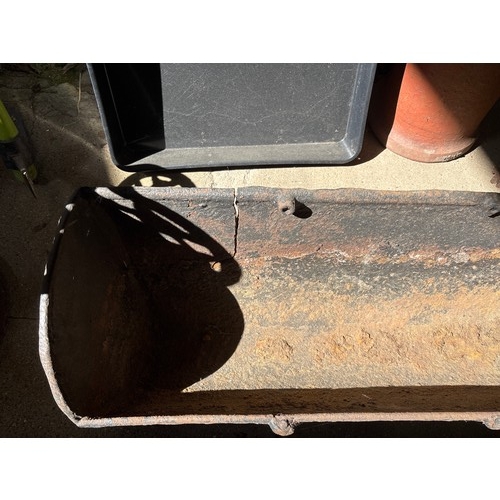 6051 - A large cast iron pig trough - 160cm long