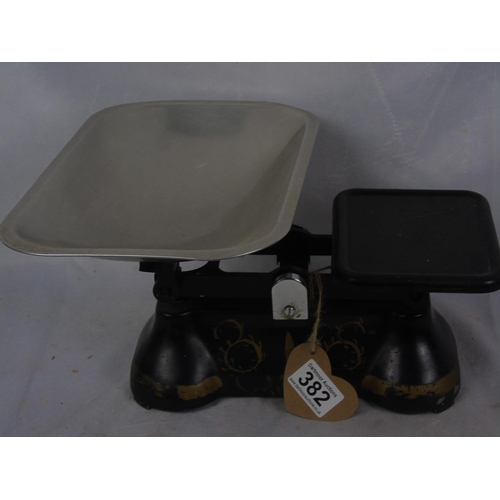 346 - Vintage kitchen scales