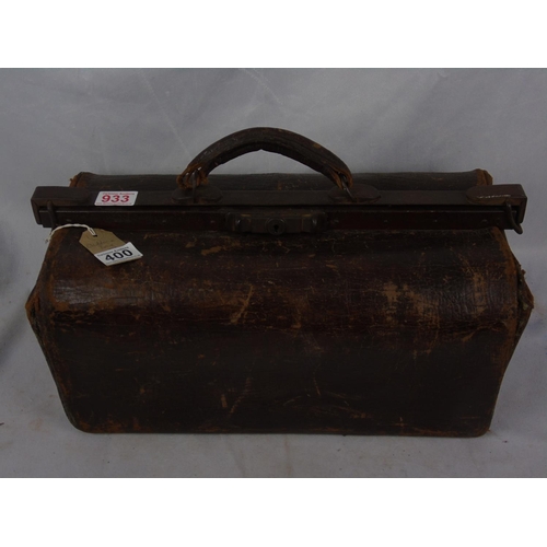 349 - A vintage brown leather Gladstone bag with metal top fastening and clasp - a nice example