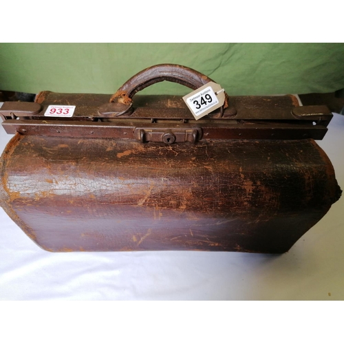 349 - A vintage brown leather Gladstone bag with metal top fastening and clasp - a nice example