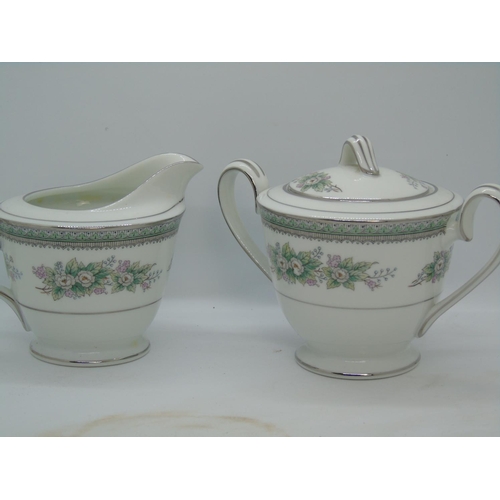 90 - Japanese Noritake 5504 Bristol Pattern dinner service, a very large quantity, backstamped