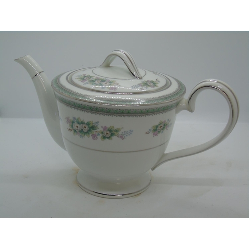 90 - Japanese Noritake 5504 Bristol Pattern dinner service, a very large quantity, backstamped