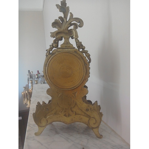 152 - A pretty ormulu mantel clock in Rococo style, H38cm, age and maker unknown, with key a/f