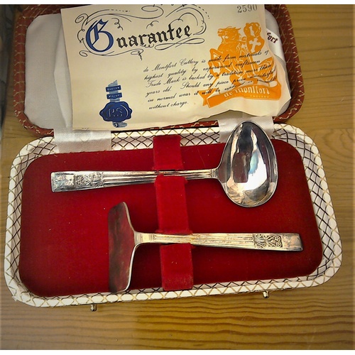 187 - A vintage De Montfort silver plated set of baby cutlery - pusher and spoon in a case