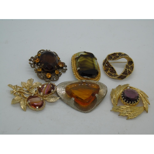 311 - A collection of vintage brooches