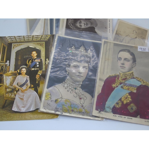 318 - Collection of mid 20th Century coloured and black and white postcards and photograph - Royalty inter... 