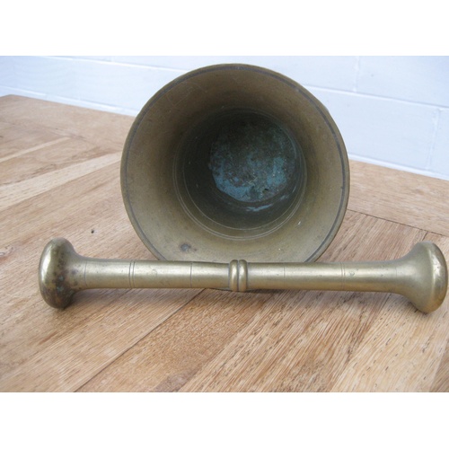 346 - A Georgian or Victorian solid brass apothecary's mortar and pestle set. The mortar is 12cm high