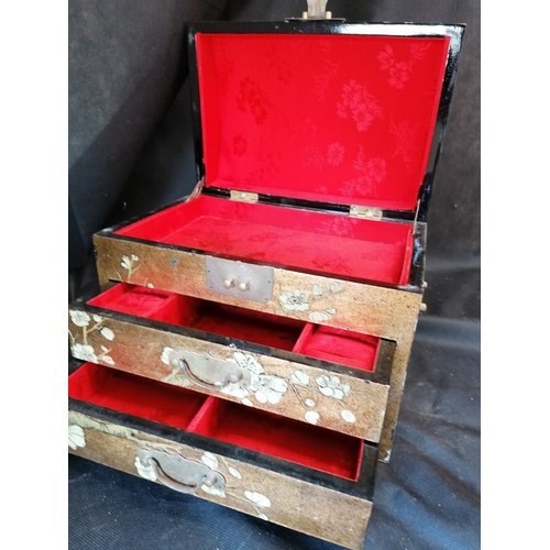 425 - LATE LOT: a Japanese lacquerware jewellery casket lined with red silk, two drawers and lift-up lid r... 