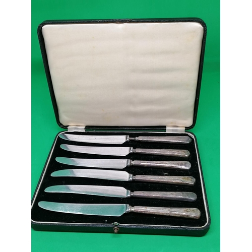 287 - A boxed set of six Art Deco silver mounted tea knives, Sheffield 1938
