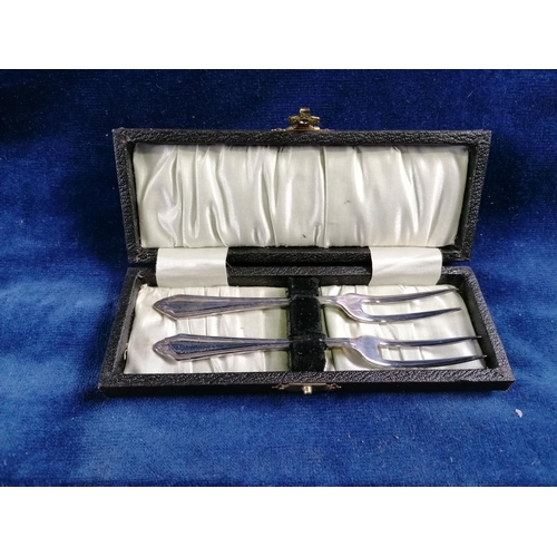 264 - A boxed pair of EP pickle forks also a boxed set of 6 tea knives with MOP handles