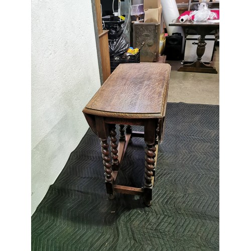 102 - 1920's Oak Dropleaf Coffee Table with Barley Twist Legs.

29x31x42 Inches.