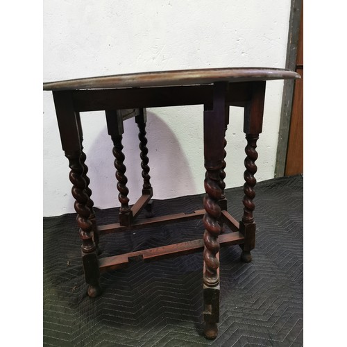 102 - 1920's Oak Dropleaf Coffee Table with Barley Twist Legs.

29x31x42 Inches.