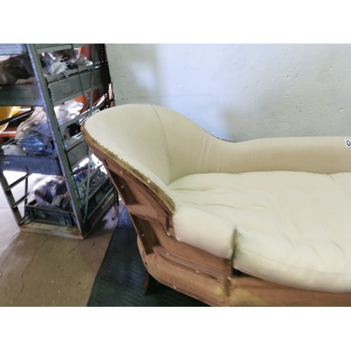 302 - Victorian Mahogany Chaise Longue / Daybed. (Needs Reupholstering)
33x77.5x33.5