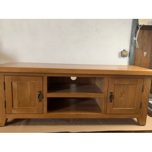 513 - A TV stand in tip top condition - slightly distressed reproduction Oak