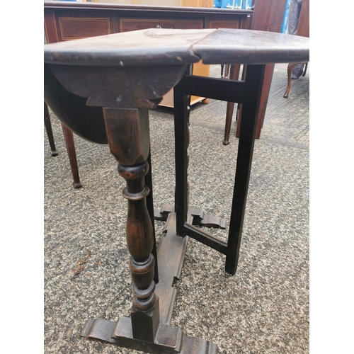 44 - Drop leaf table. Dimensions: 2'3x2'0x2'0