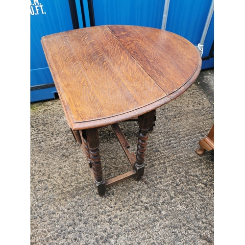 60 - Drop leaf table. Dimensions: 2'5x2'7x3'6