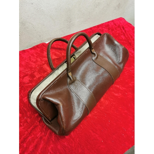 390 - Old fashioned vintage Bank Money transfer bag - in real leather with strong fastening strap. Used to... 