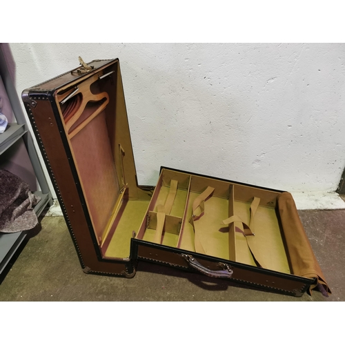 391 - Superb wood and brass rivets on this enormous vintage wardrobe trunk. Opens out when on a majestic c... 