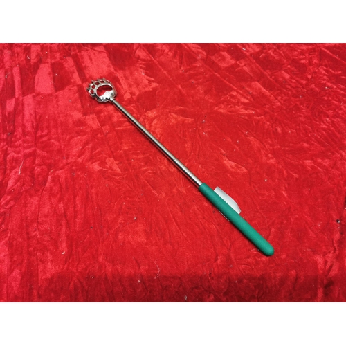 401 - High quality extendable back scratcher.