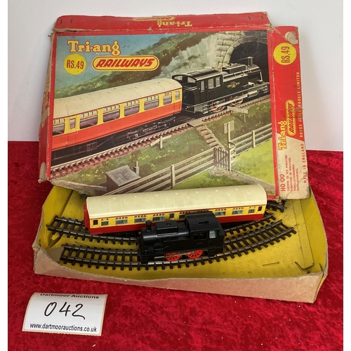 42 - Triang Railways train set, RS.49 including clockwork loco, carriage and circle of track. Original bo... 