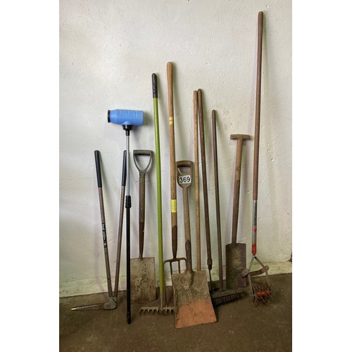 448 - Quantity of garden tools inlcuding spades and forks