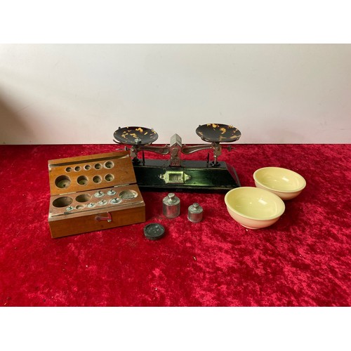 365 - Chinese scales with tortoisehell dishes and weights in a wooden box`