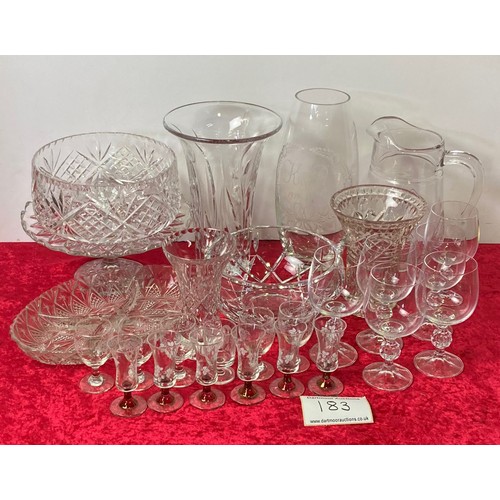 183 - A collection of vintage glassware